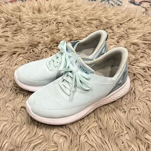 Kizikz sneakers size 9